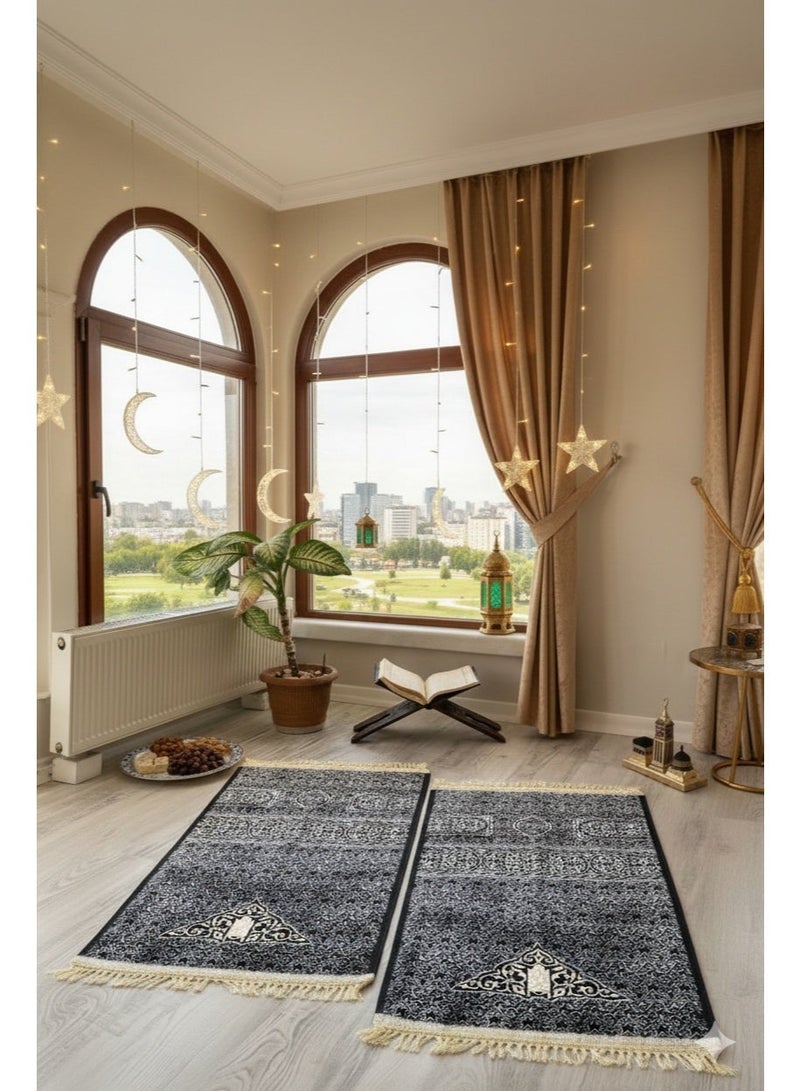 سجادتي باكج 1+1 سجادة صلاة كسوة الكعبة المشرفة ،تصميم مستوحى من جدار الكعبة المشرفة، ناعمة ومريحة للاستخدام اليومي في المنزل والمسجد، خفيفة وسهلة الحمل مثالي لهدايا رمضان والعيد، مقاس 70×110 سم، باللون الأسود - Image 1